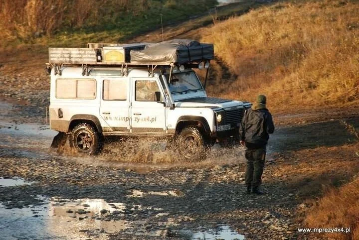 Land Rover Defender podczas wyprawy w terenie
