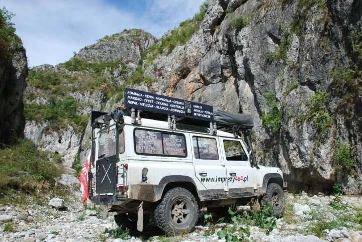 Land Rover na górskiej trasie